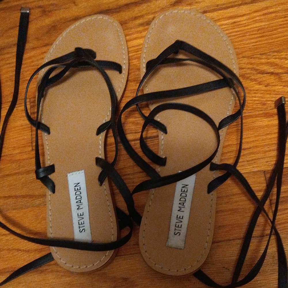 Steve Madden Tan Black Sandals with Strappy Design